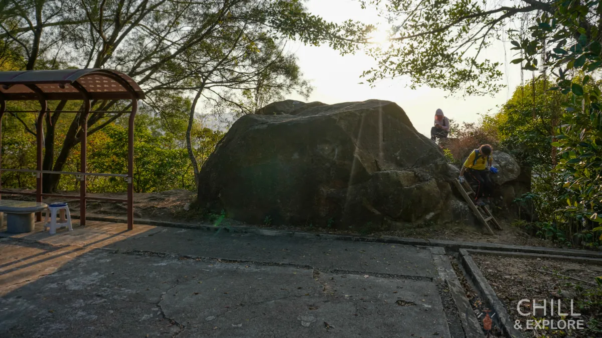 Devil's peak hike Hong Kong - giant rock