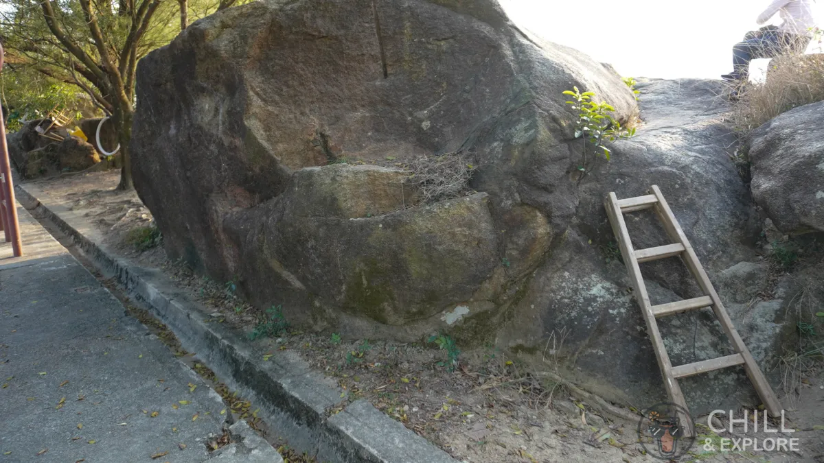 Devil's peak hike Hong Kong - giant rock