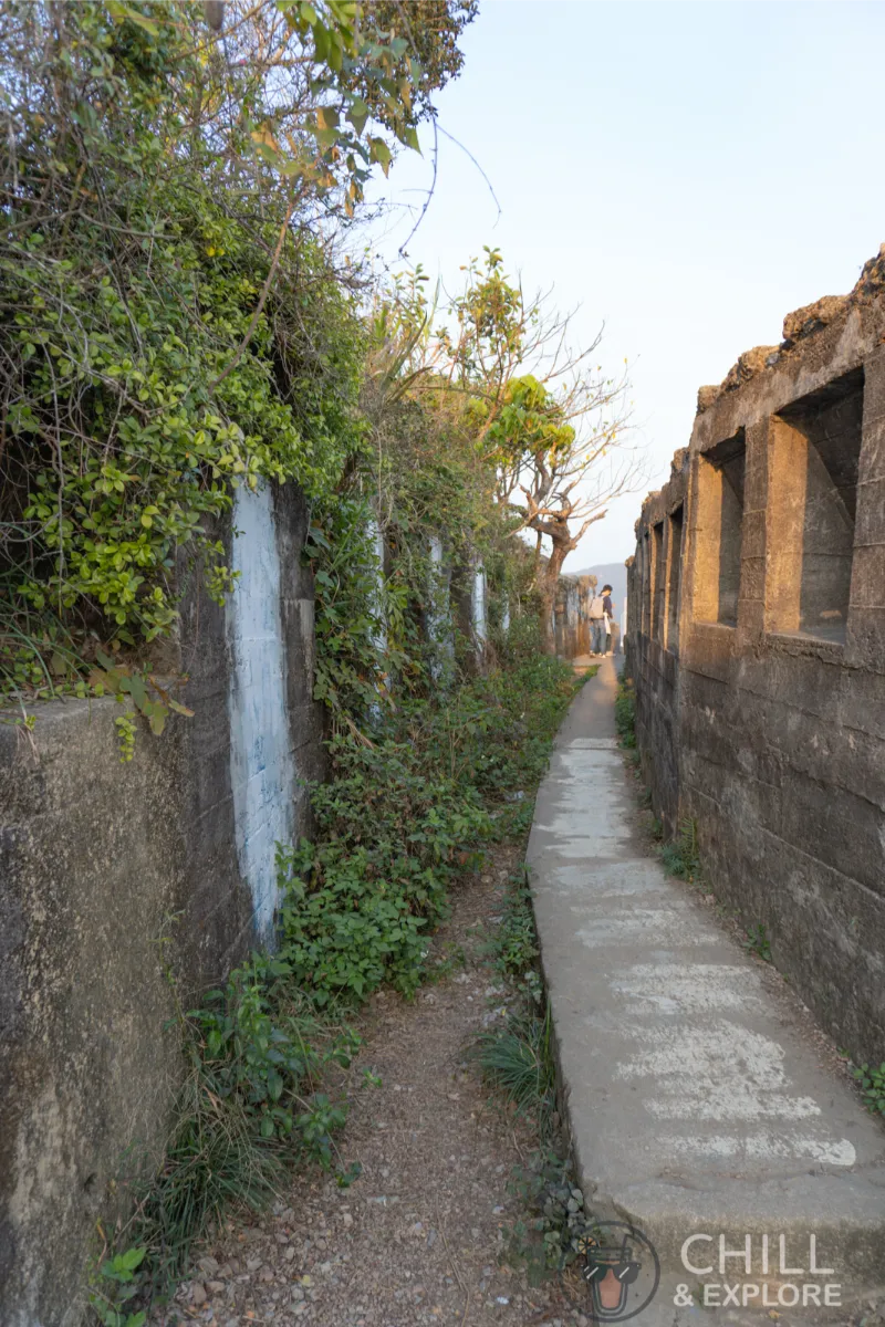 Devil's peak hike Hong Kong - battery ruins