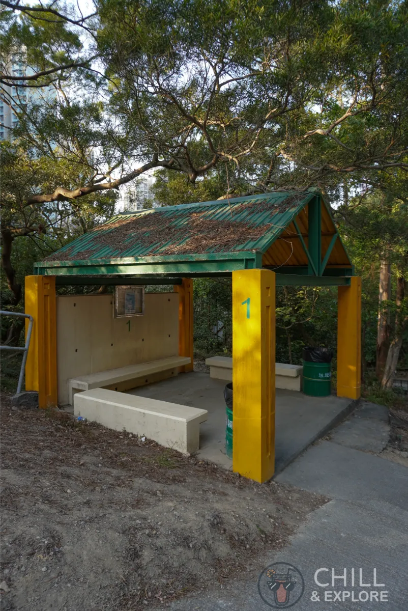 Devil's peak hike Hong Kong - hut