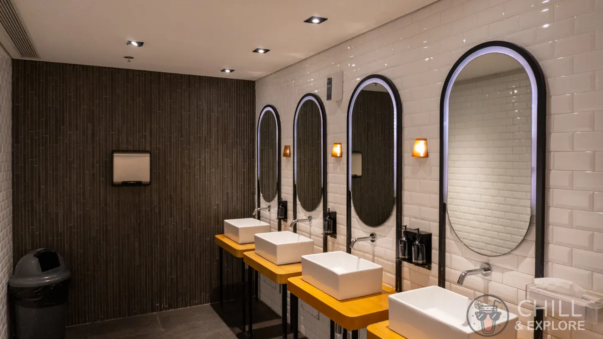 Qantas Hong Kong Lounge bathroom