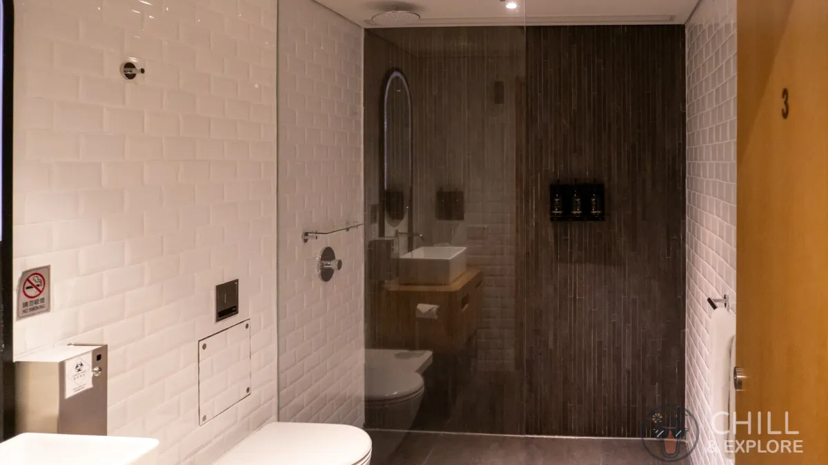Qantas Hong Kong Lounge shower room