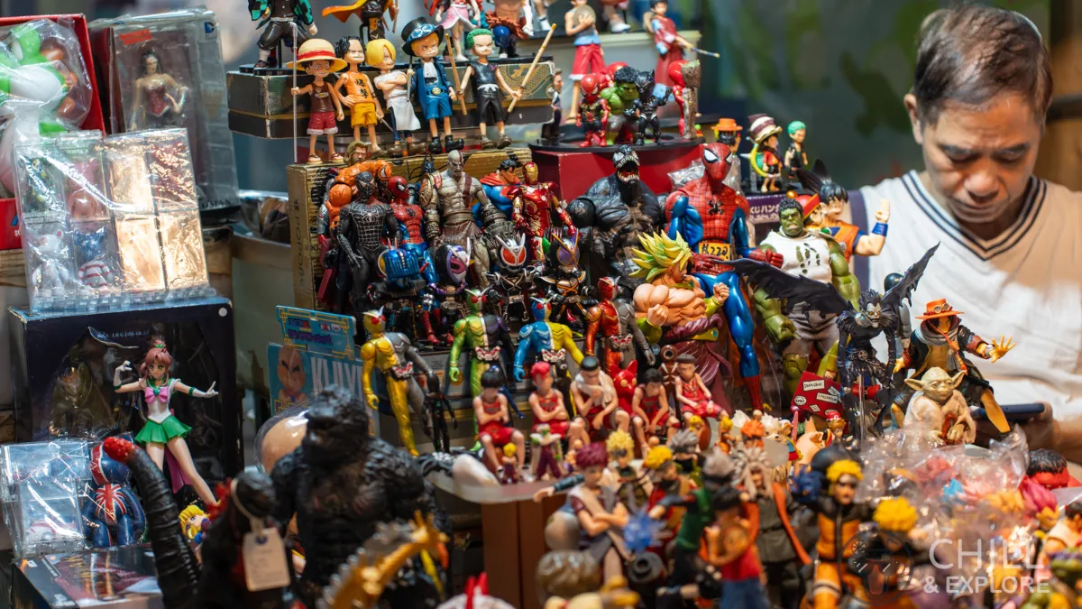 figureines on temple street