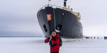 Towing the icebreaker sampo cruise ice floating