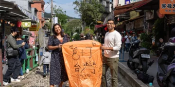 Shifen lantern flying